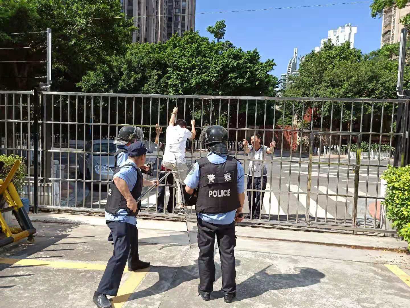 包含篮球赛场爆发观众冲突，保安紧急出动化解的词条