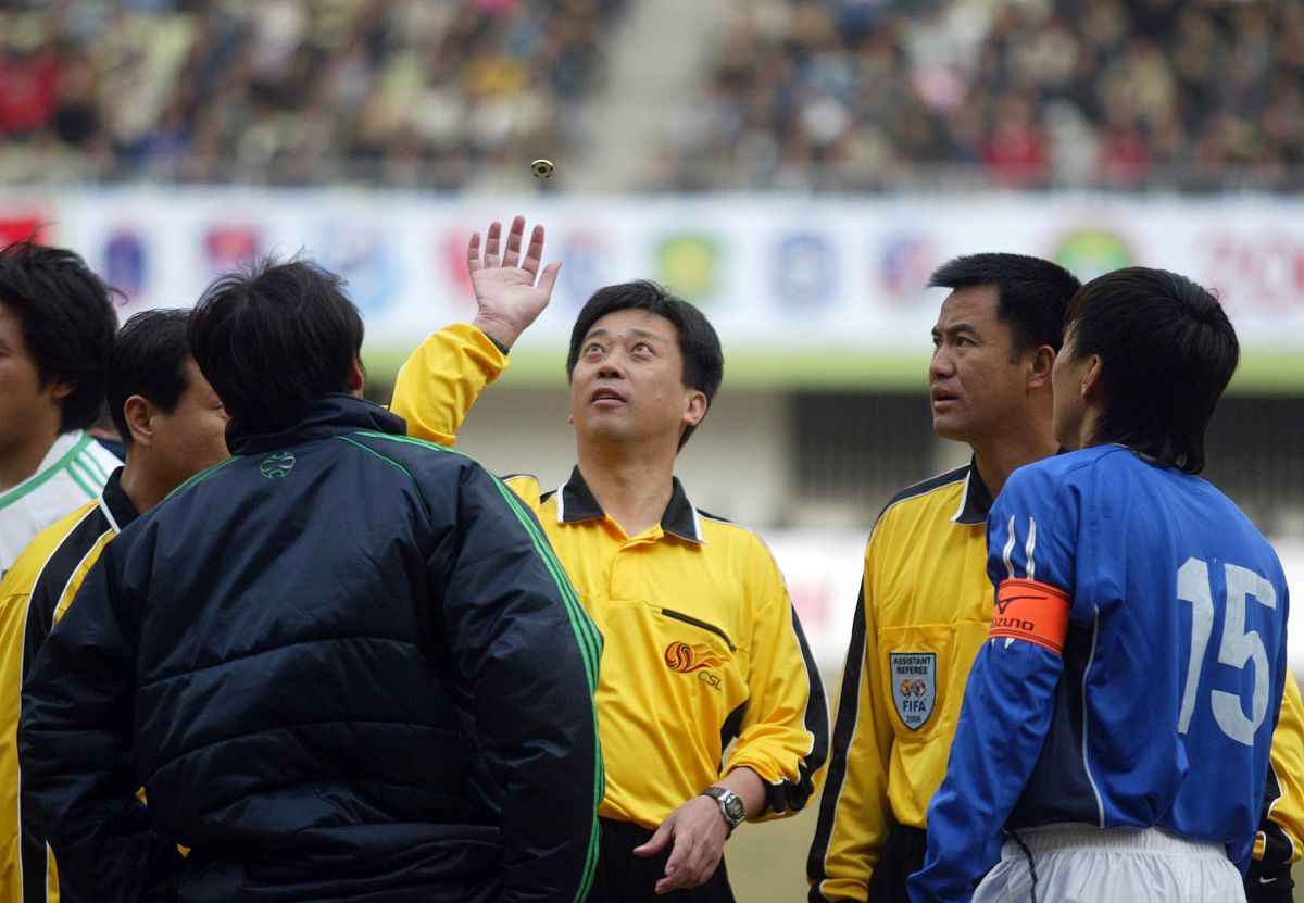 包含沙尔克客场憾负科隆，主帅吃紧的词条