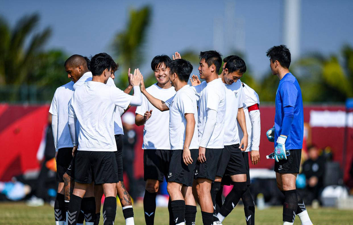 赛前热身，球队备战准备充分