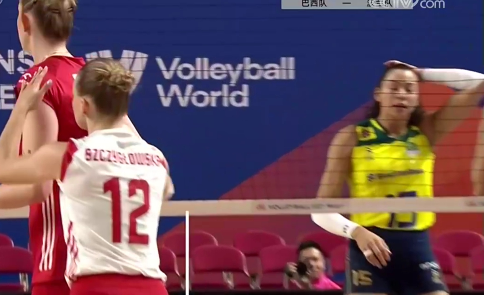 排球赛场胜负悬念，势均力敌