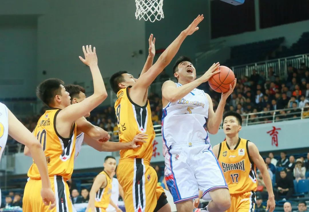 非洲篮球决赛精彩对决，双方球队尽显实力