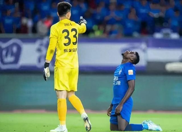 包含马拉加遭遇连败，危险信号令球队陷入危机的词条