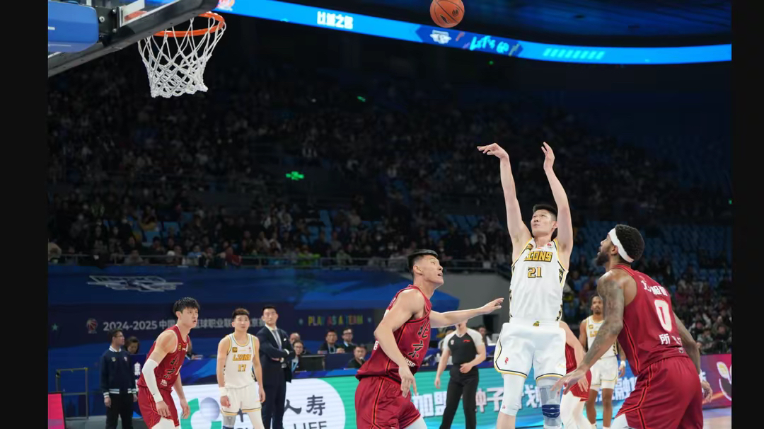 北京球队迎来广东球队，双方实力对决争夺胜利