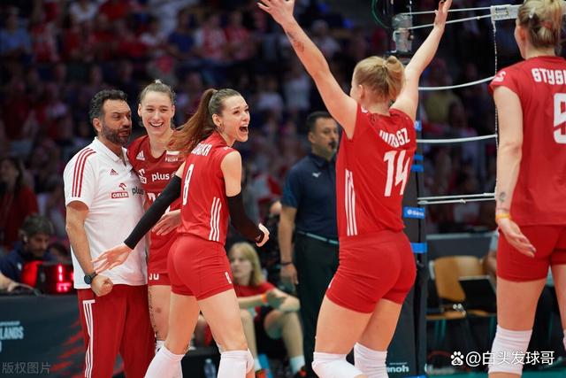 波兰排球队爆冷横扫对手，晋级八强