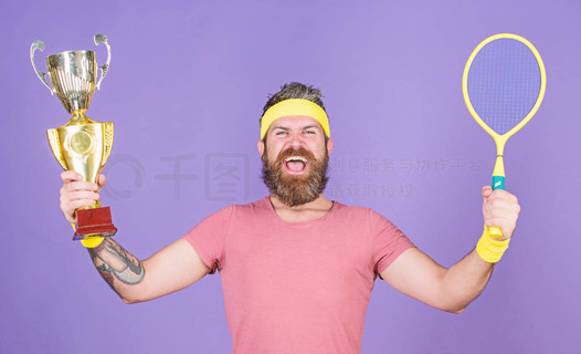 运动员在比赛中展现实力取得胜利