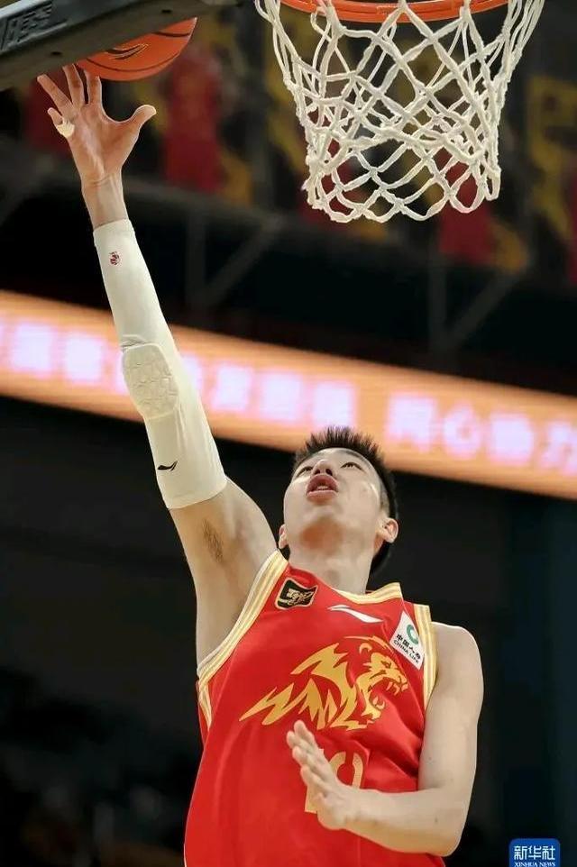 张三队领先对手，冲刺冠军杯巅峰