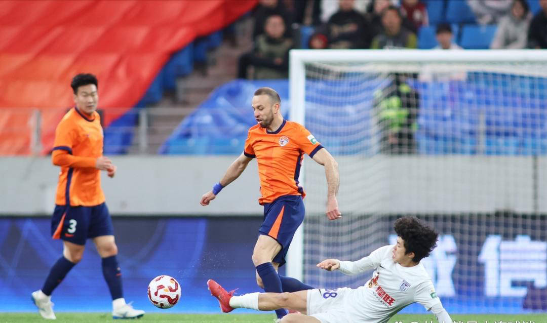 关于老妇人客场战平蓝鹰，积分榜领先优势缩小的信息