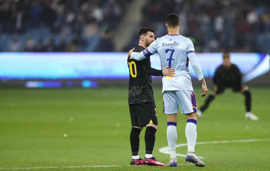 包含巴萨新援表现抢眼，球队气势更上一层楼的词条