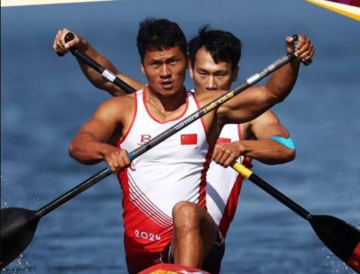 赛艇选手夺冠，中国队再次斩获金牌