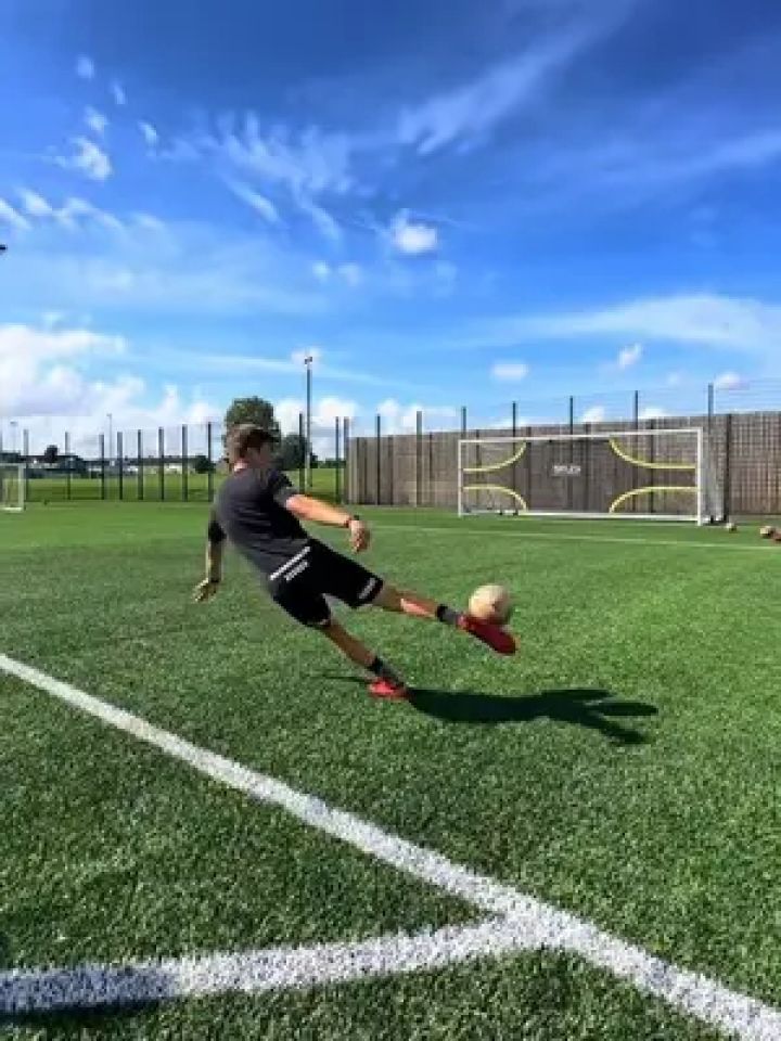 射门技术精湛，造就了绝佳进球