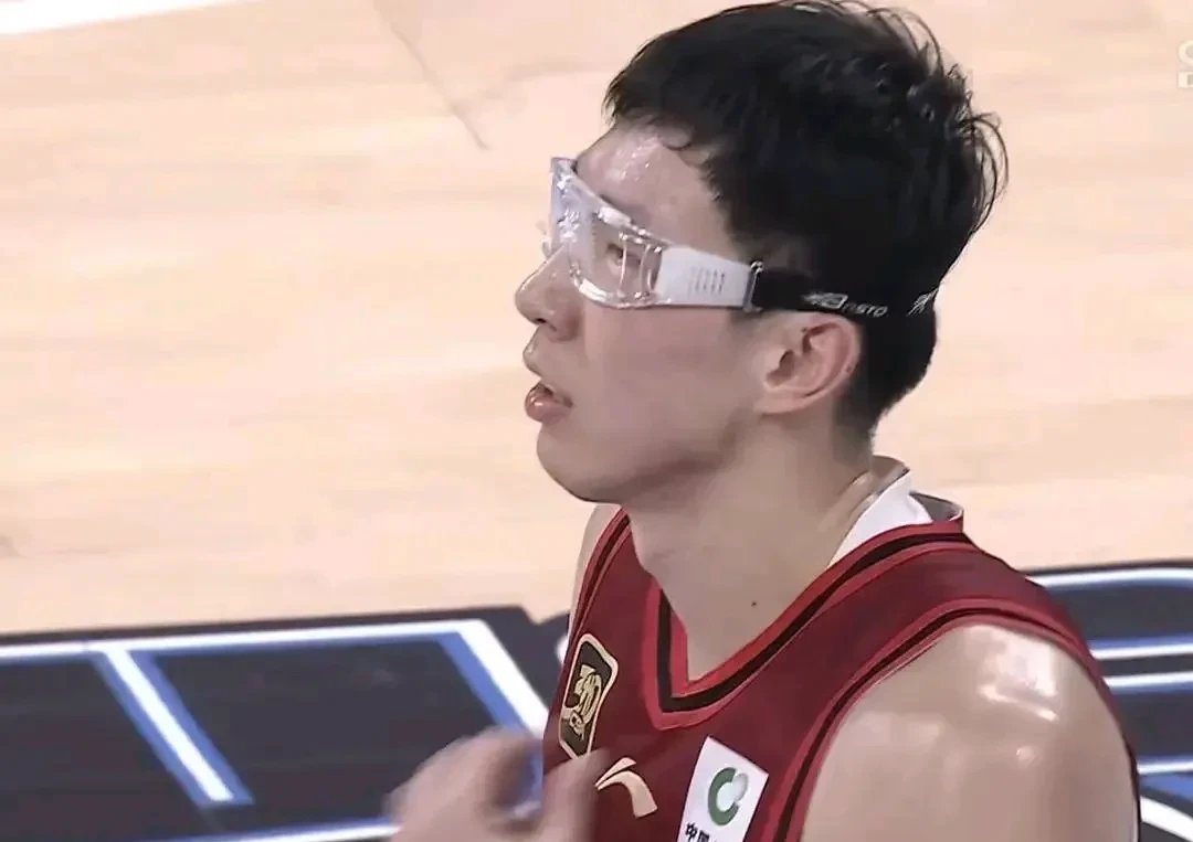 热血篮球场上的较量，年轻球员勇往直前拼尽全力