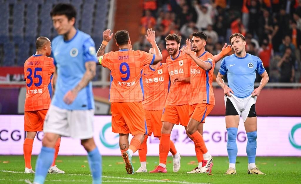 山东泰山完胜河南建业，取得四连胜的简单介绍